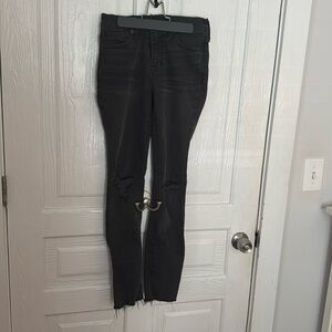 Madewell Women’s 9” Mid Rise Black Skinny Jeans
Size 25